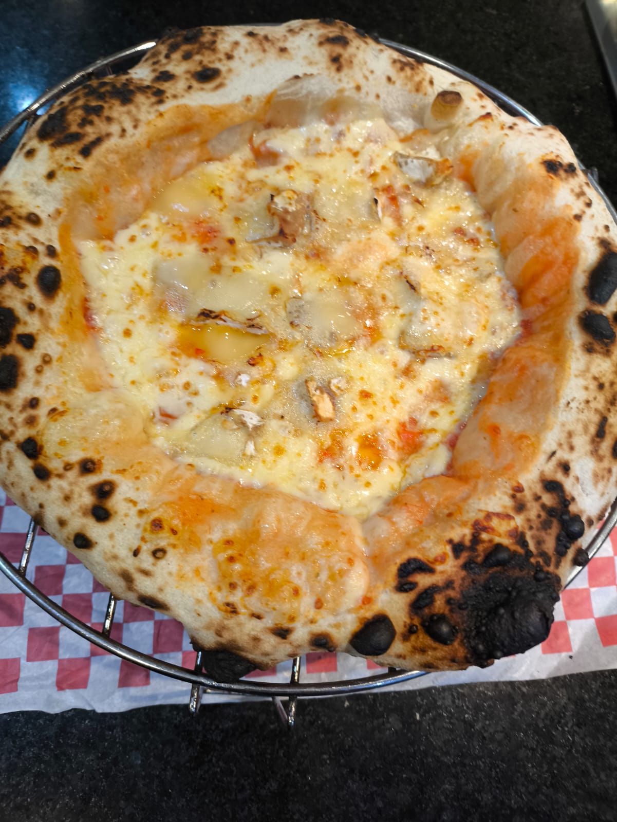 Pizza napoletana artesanal recém-assada em evento da Impasto di Larsen
