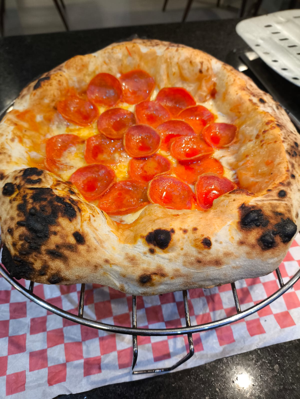 Pizza napoletana artesanal recém-assada em evento da Impasto di Larsen
