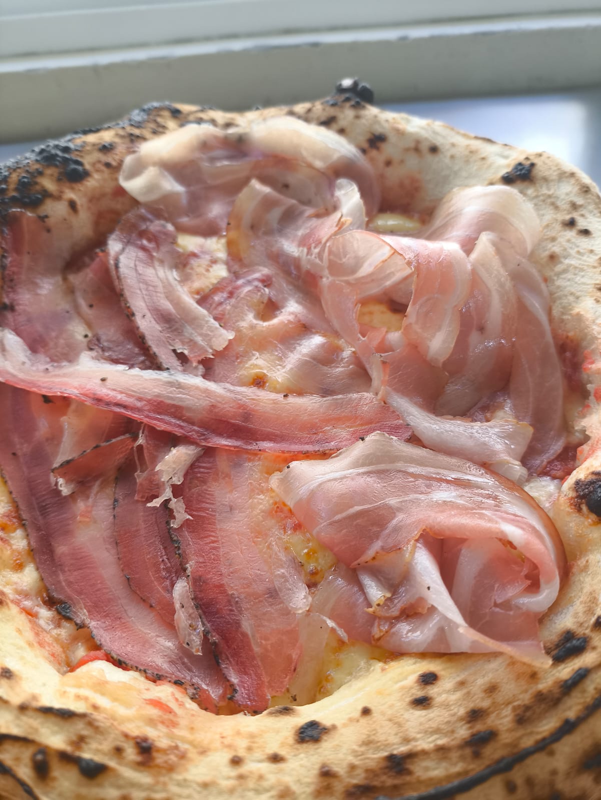 Pizza napoletana artesanal recém-assada em evento da Impasto di Larsen
